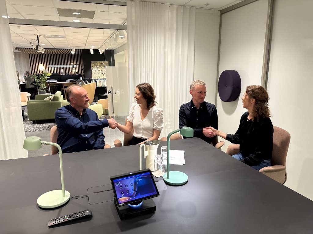 SIGNERTE KONTRAKT: I april, 2024, signerte K.J Norengros´ Brusdal kontrakt med Kåre Romarheim, konsernleder hos Romarheim AS, og Nils Skjerping, dåværande dagleg leiar hos Osterøy Entreprenør, i dag prosjektleiar i Romarheim Entreprenør.